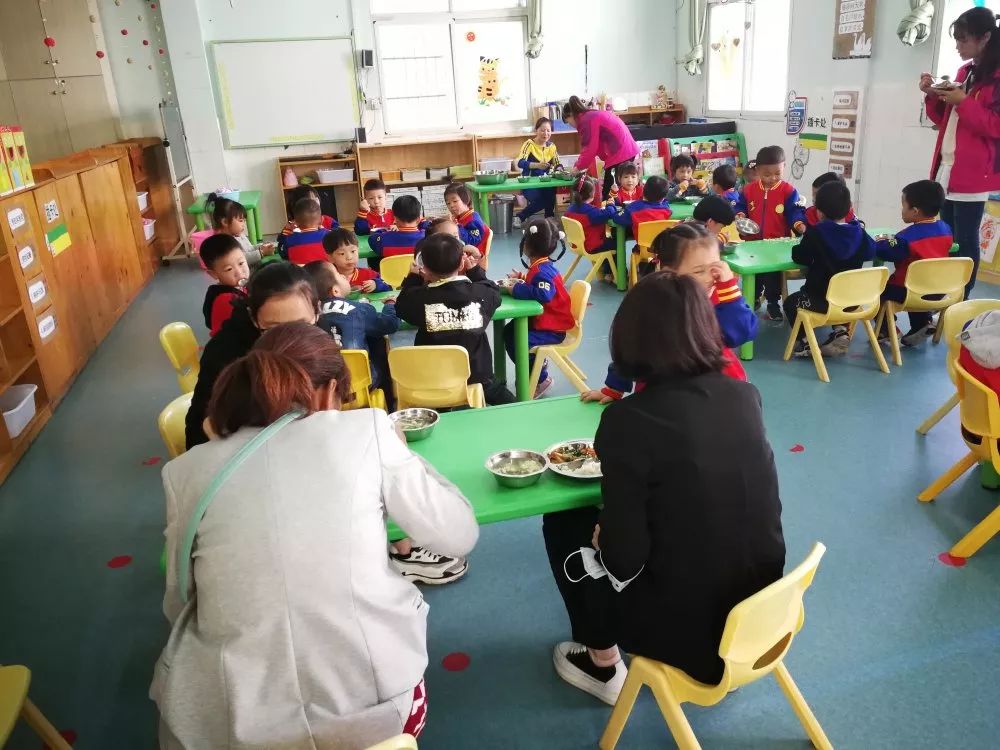 英才幼兒園“家長陪餐”活動 家園共育，共筑幼兒健康飲食新生態